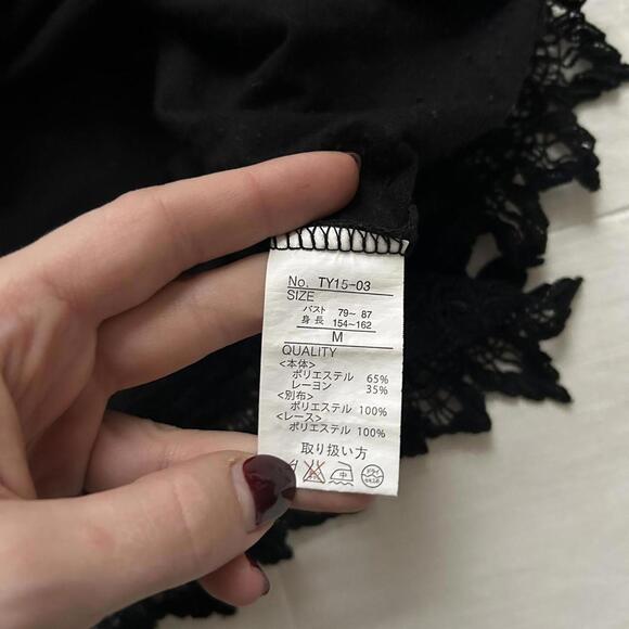 Axes Femme Black white embroidered bib peasant blouse lace trim Size medium - Picture 6 of 8